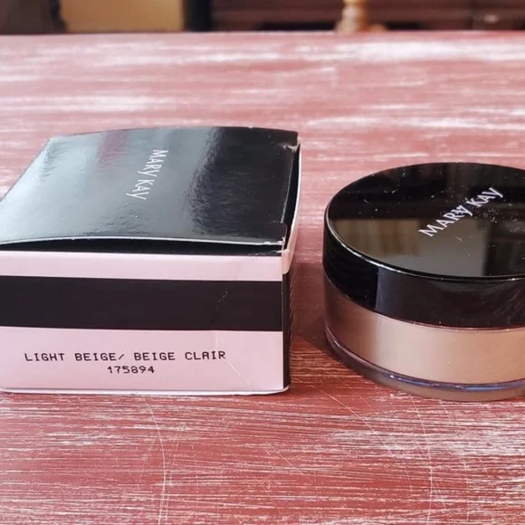 Mary kay Silky setting powder in Light Beige. - Picture 3 of 9
